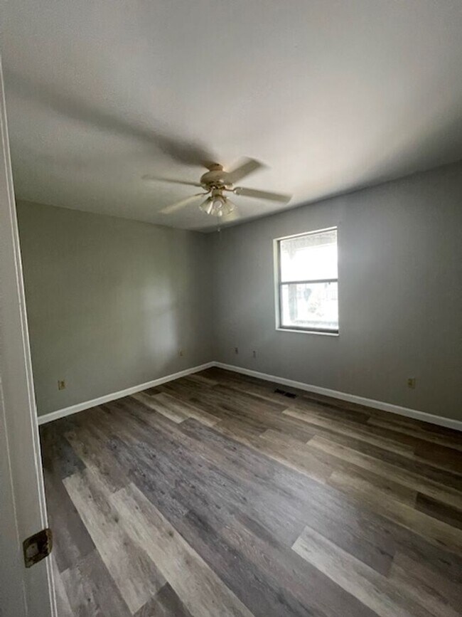 Building Photo - Alcoa City Schools  2 bedroom 2 bath call ...