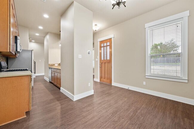 Building Photo - 1700 Cedar Bend Dr
