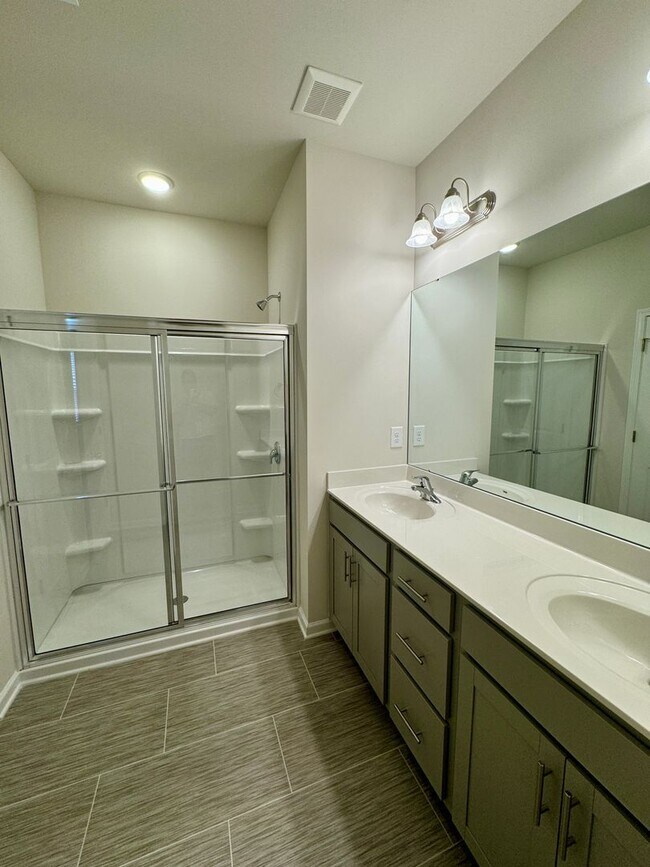 Building Photo - Beautiful, 3BR/2.5BA Townhouse in Gastonia