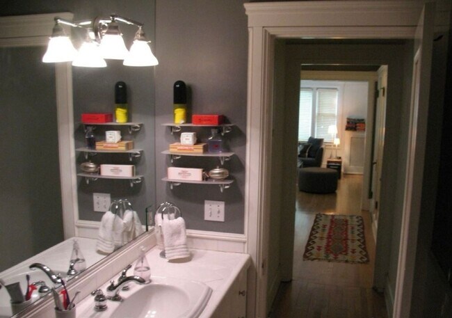 Building Photo - Timeless Queen Anne Condo with Modern Amen...