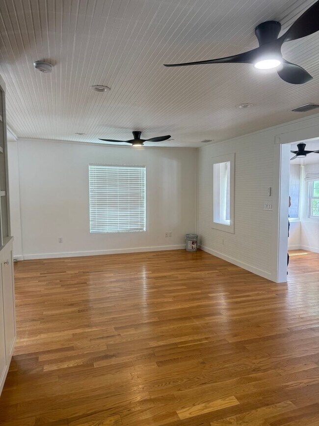 Building Photo - Updated Costal - Style home