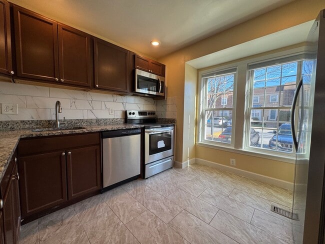 Building Photo - Beautiful 3 Bed 3 Bath Brick Townhome In Springfield Square