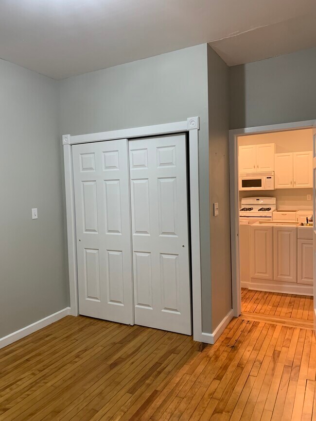 Second bedroom w/ 6' closet - 125 Oxford Rd