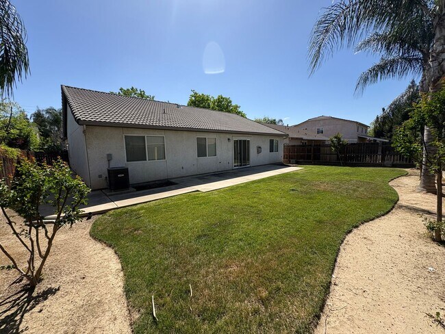 Building Photo - Lovely NW Visalia Home Near Shopping Centers Available Now!