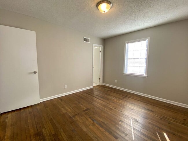 Building Photo - 3 bed, 2 bath near Yale and Raleigh Millington Rd in Raleigh / $250 gift card offer with 12/15/25...