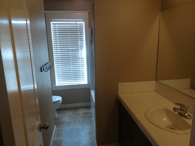 Building Photo - SW Bend - 3 Bed 2.5 Bath -Fenced-Corner lo...