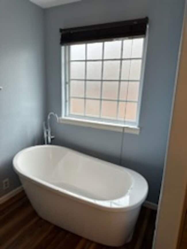 Building Photo - 3 Bedroom Luxury Home