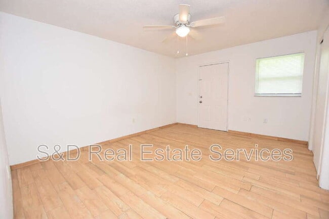 Building Photo - 613 Robin Rd