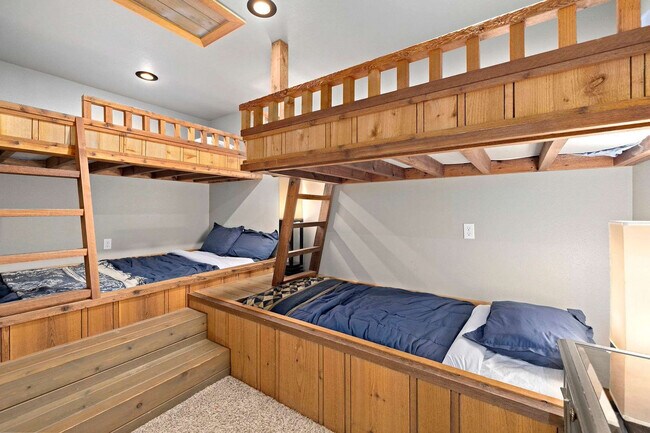 Building Photo - 9063 Mundell Rd