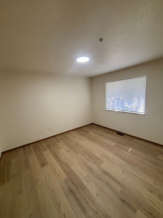 Building Photo - 211 N Lava