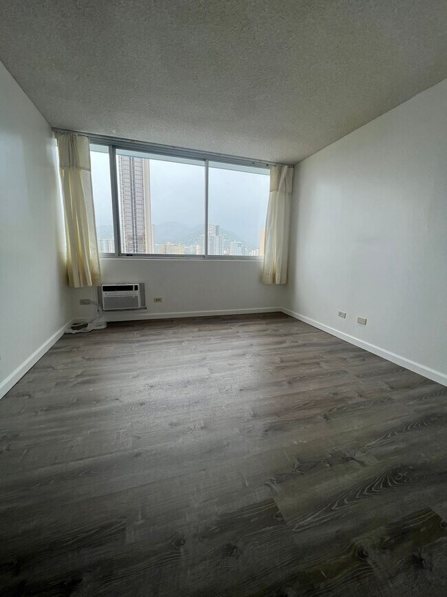 Building Photo - 1560 Kanunu St