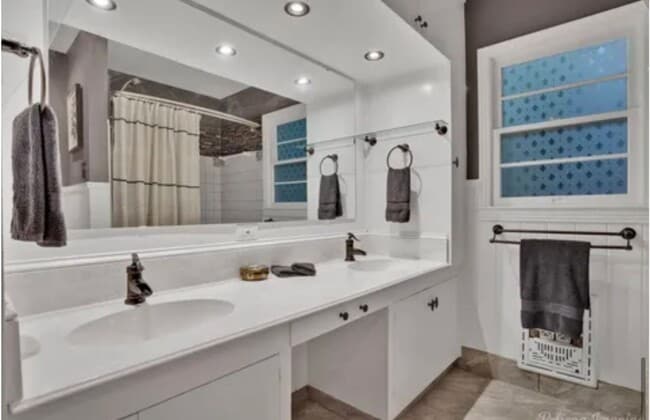 Building Photo - Coming Soon In Broadmoor!!