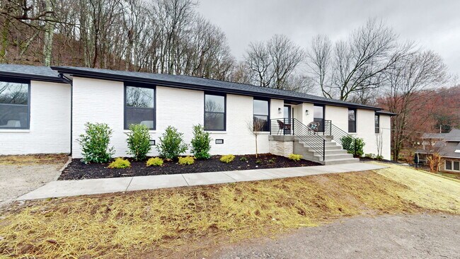 Building Photo - 5527 Hillview Dr