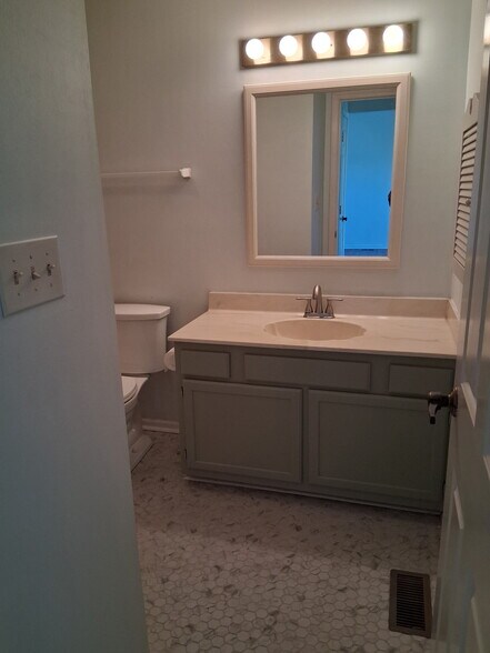 Building Photo - 1858 Queensbridge Cir