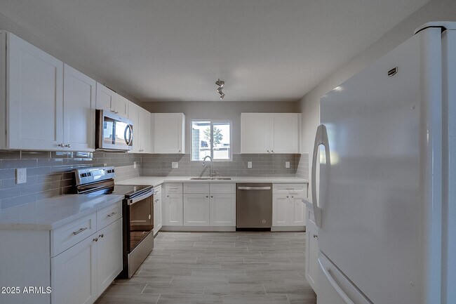 Building Photo - 4249 W Townley Ave