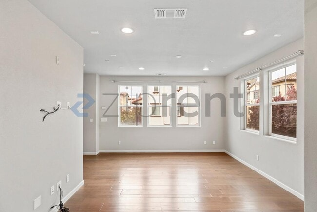 Building Photo - 2077 Kiwi Walkway