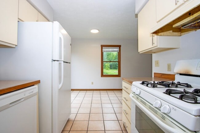 Building Photo - Three Bedroom Duplex