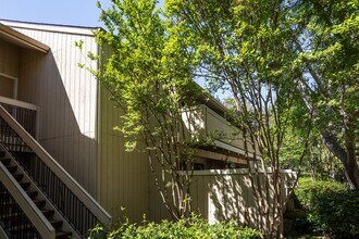 Building Photo - Spacious unit with a central location