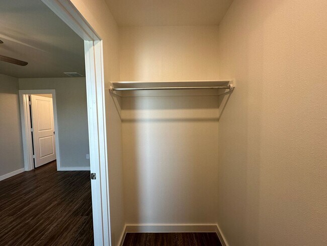 Building Photo - 405 E 21st St