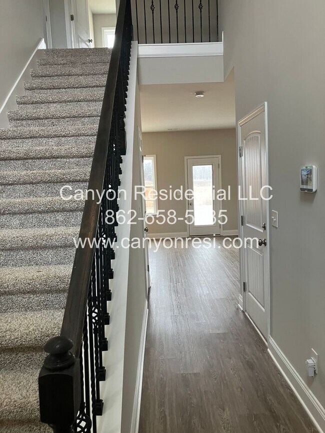Building Photo - Welcome to this spacious 4-bedroom, 2.5-bathroom !