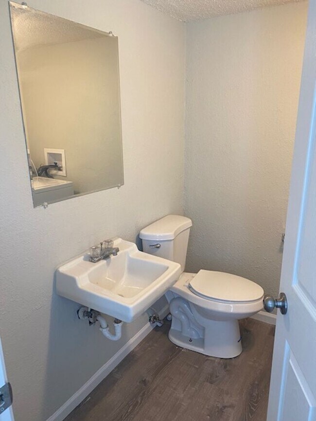 Building Photo - Three Level Condo with Garage