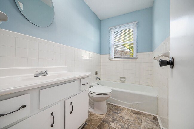Building Photo - ****AVAILABLE NOW**** Huge Independence Du...