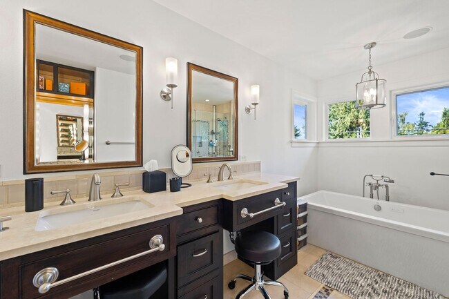 Building Photo - 4Bd/4.5Ba Medina House