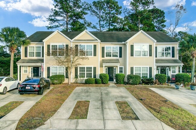 Building Photo - Premier Living With Dual Primary Suites & Community Comforts