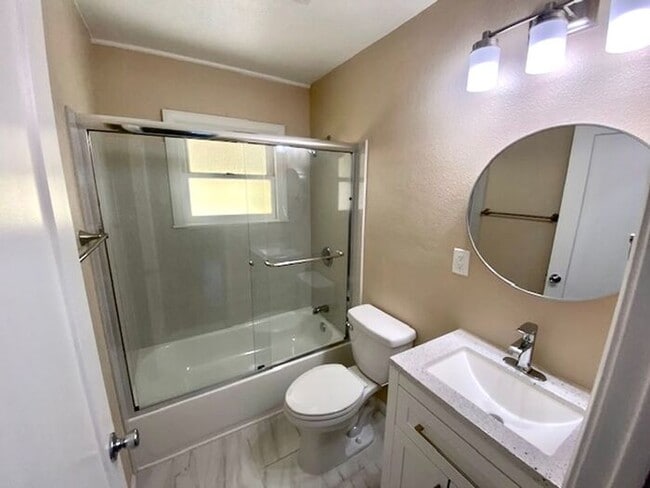 Building Photo - Beautifully Updated 2 Bed 1 Bath unit in Richmond Triplex -- AVAILABLE NOW !!!