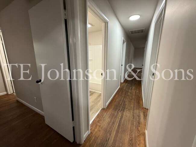 Building Photo - Newly Renovated 4 Bedroom Home with Hardwood Floors & Central A/C in Winston-Salem