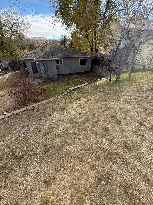 Building Photo - FREE 50in FLAT SCREEN TV Move in Special!!! Cozy 2 Bedroom 1 Bathroom Single Family Residence in ...