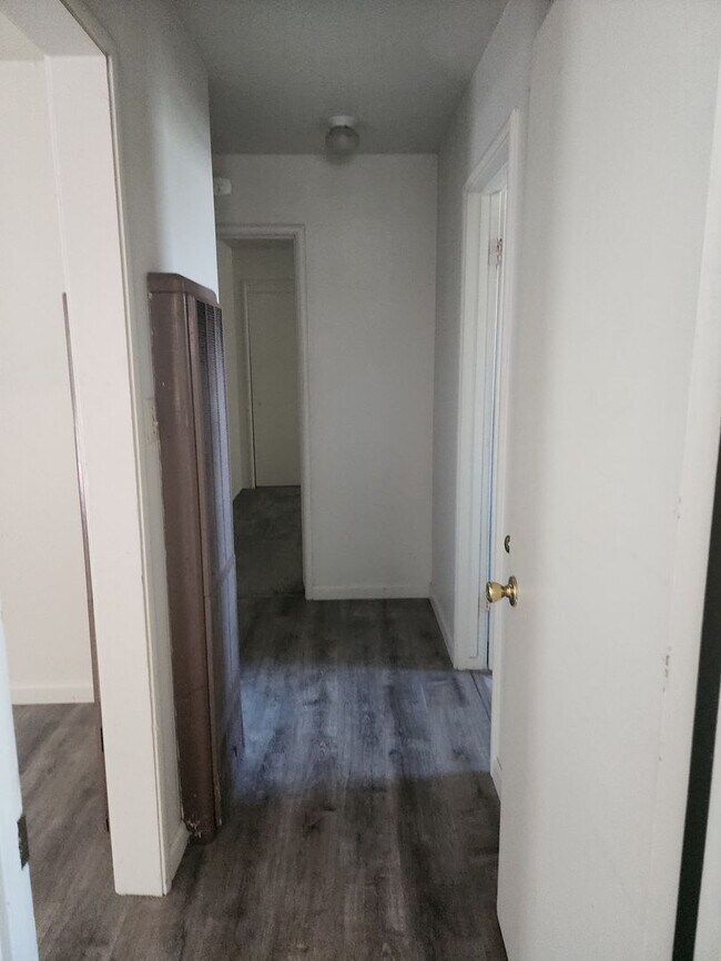 Building Photo - D821-823BA