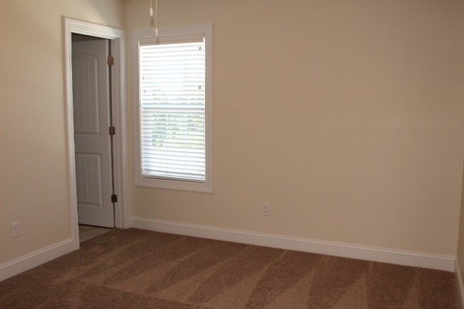 Building Photo - Gorgeous Townhome!