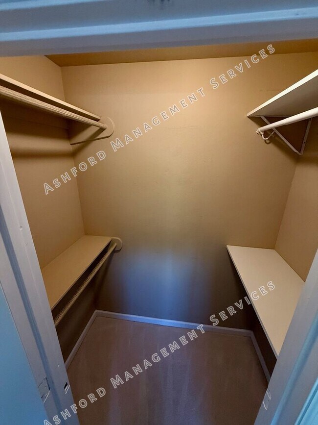 Building Photo - 3 BEDROOM 2 BATHROOM HOME RIGHT ON McCORMI...