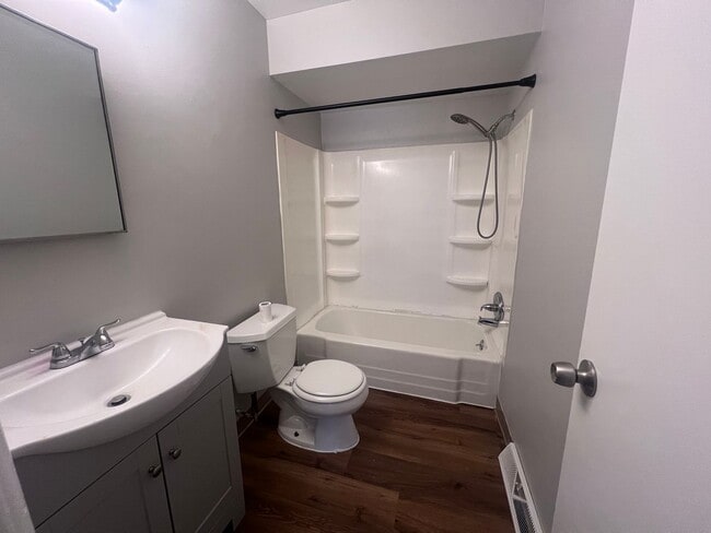 Building Photo - Two Bedroom Duplex on SE Side!