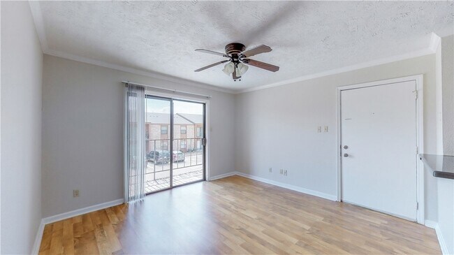 Building Photo - 904 University Oaks Blvd