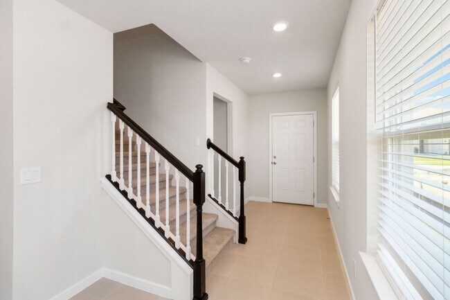 Building Photo - Beautiful 4/3 w/ Loft Energy Efficient Hom...
