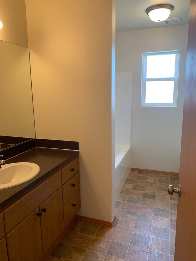 Building Photo - Large Home for Rent in Currier Creek