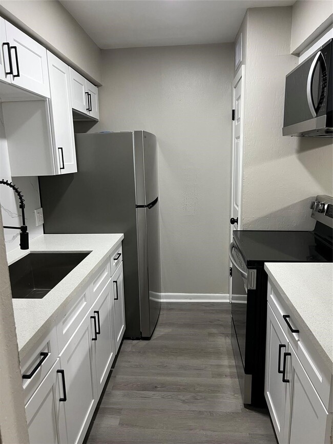 Building Photo - 910 7th Ave N