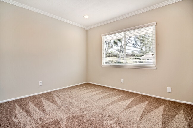 Building Photo - Live by the Lakeside -  Upgraded Spacious TOWNHOME in Lakeside Park