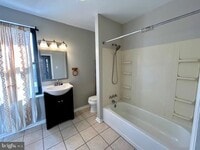 Building Photo - 923 McHenry St