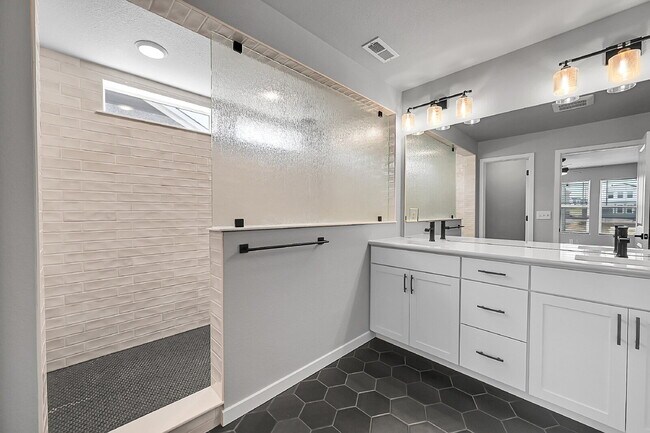 Building Photo - $2,495.00, 3 bed,2.5 bath located in Color...