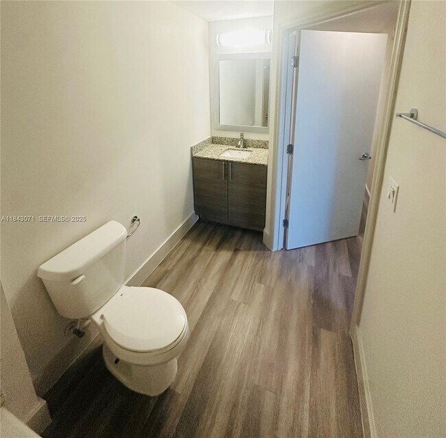 Building Photo - 817 SE 2nd Ave