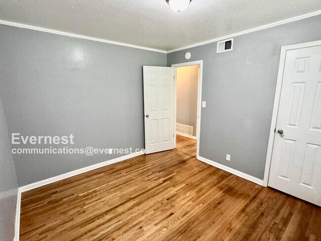 Building Photo - Lovely 3-Bedroom Home with Modern Amenitie...