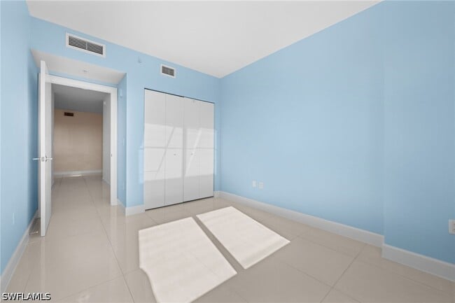 Building Photo - 3000 Oasis Grand Blvd