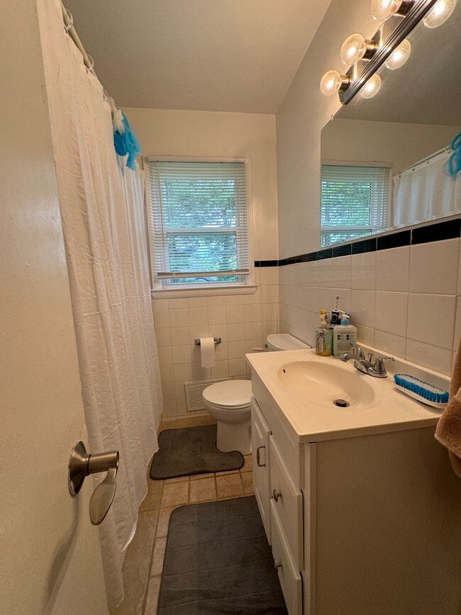 Building Photo - Spacious Home close to VT campus - 3bd 2ba