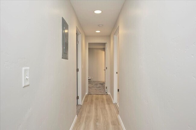 Building Photo - Exceptional 2 Bedroom, 2 Bathroom Apartmen...