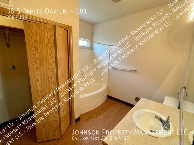 Building Photo - 38 S White Oak Ln