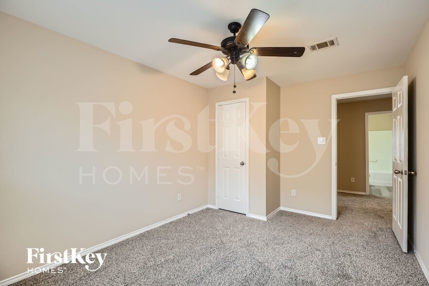 Building Photo - 1925 Cross Oaks Dr