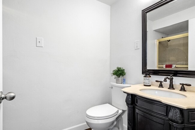 Building Photo - Large 3 bed home for Rent